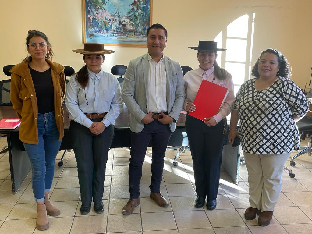 Hermanas paihuaninas representarán a la región en campeonato nacional de rodeo femenino