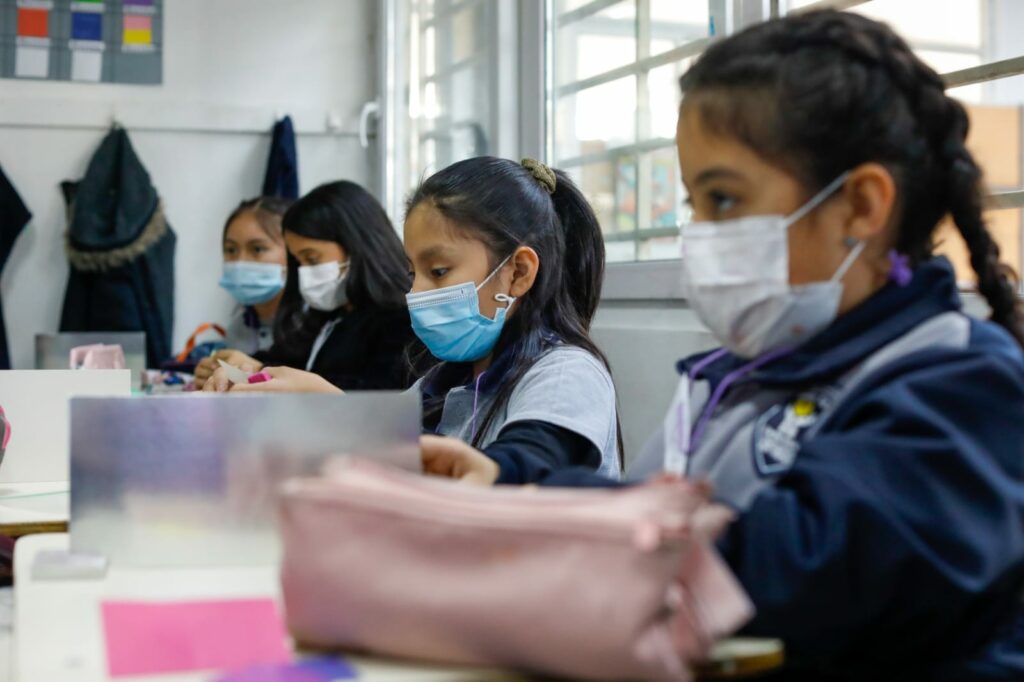 Retorno a clases: Mineduc reitera el uso obligatorio de mascarillas en establecimientos educacionales