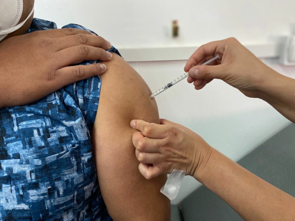 A protegerse: Sólo el 58,8% de los adultos mayores se han vacunado contra la Influenza