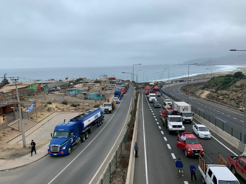 Pescadores y vecinos de La Higuera cortan Ruta 5 en protesta contra el Área Marina