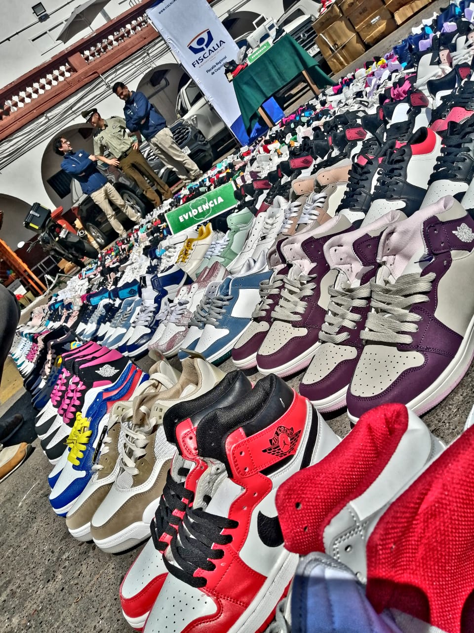 Carabineros realizó millonario decomiso de zapatillas falsificadas: iban a ser vendidas en la Pampilla