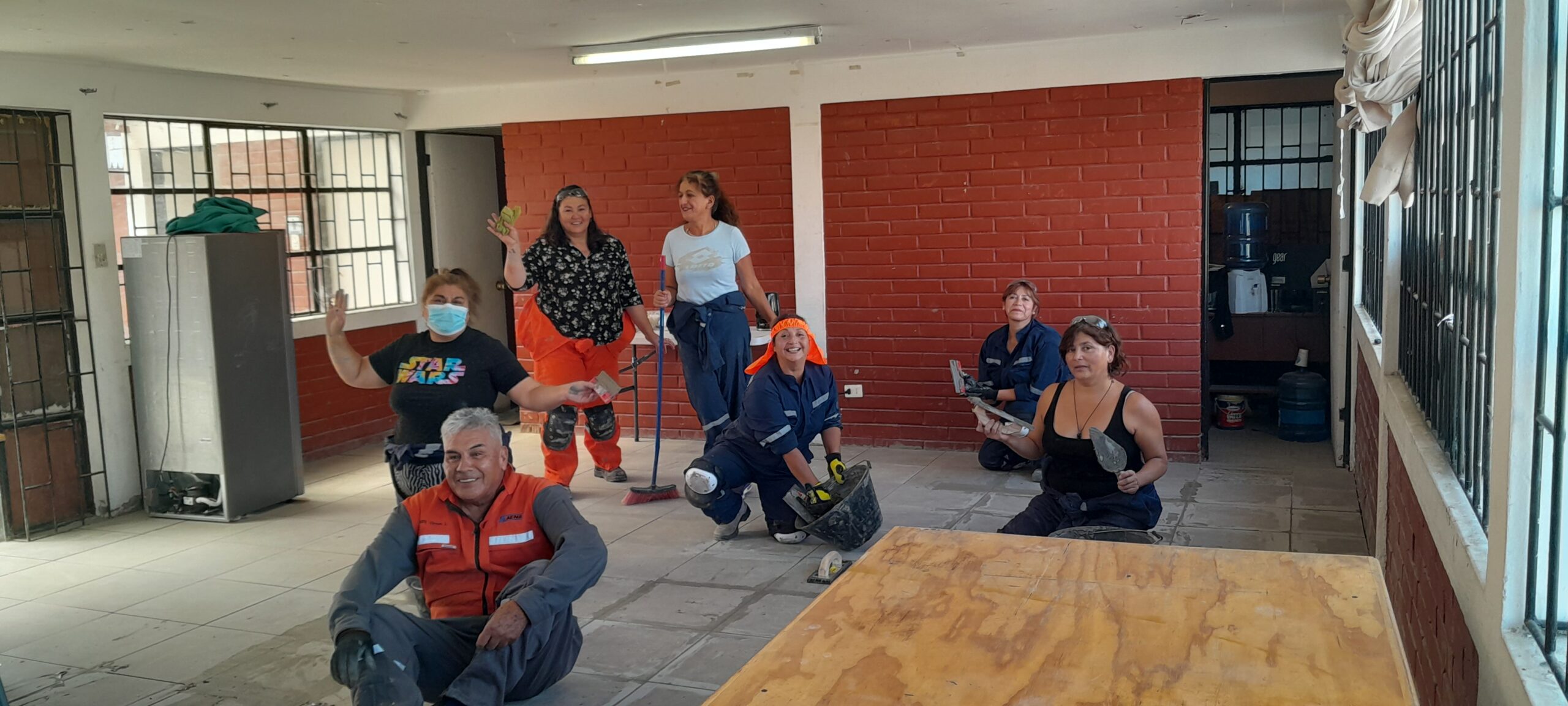 Vecinos de Guayacán mejoran sede vecinal tras certificarse en curso de multioficios apoyado por CMP