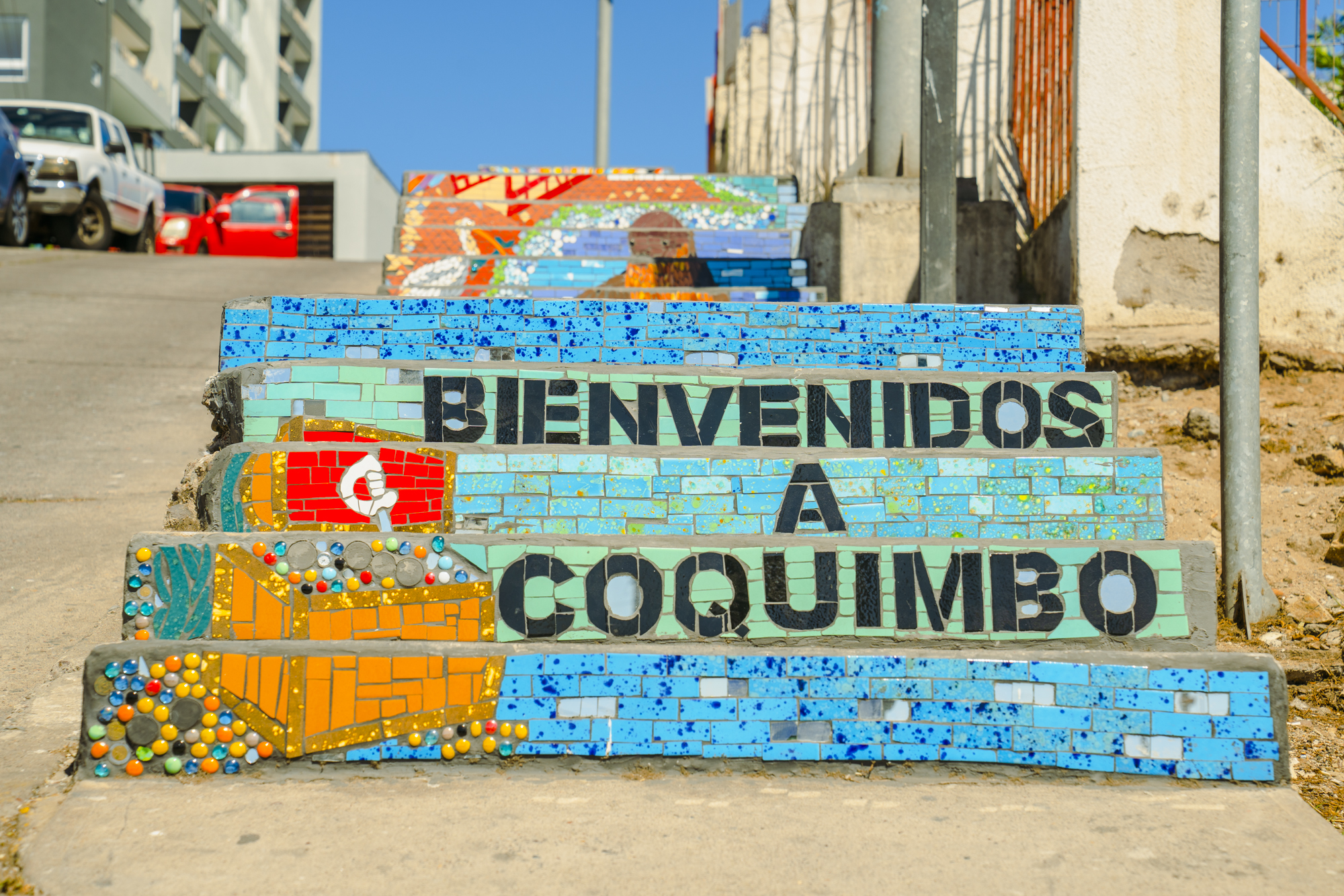Escaleras de calle Las Heras en Coquimbo se llenan de colores con espectacular mosaico