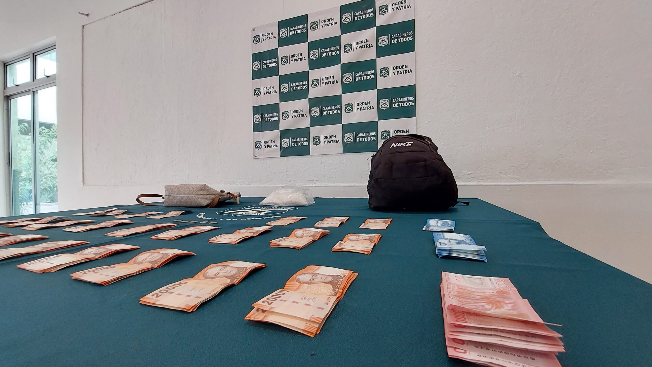 Carabineros intervino operación de microtráfico y detuvo a tres personas en Las Compañías