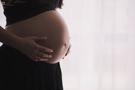 Salud Materna: La urgencia de evitar disruptores endocrinos en cosméticos durante el embarazo