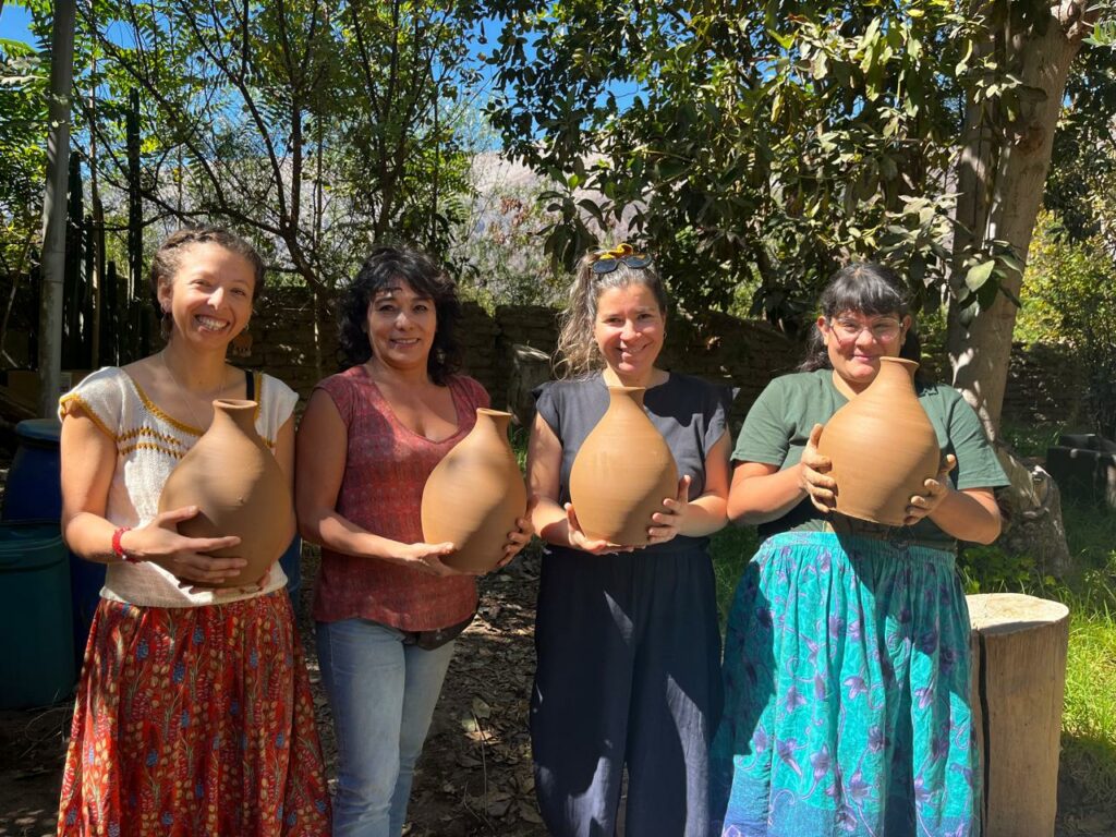 Artesanas de Diaguitas fabrican vasijas de greda para sistemas de riego de huertas urbanas