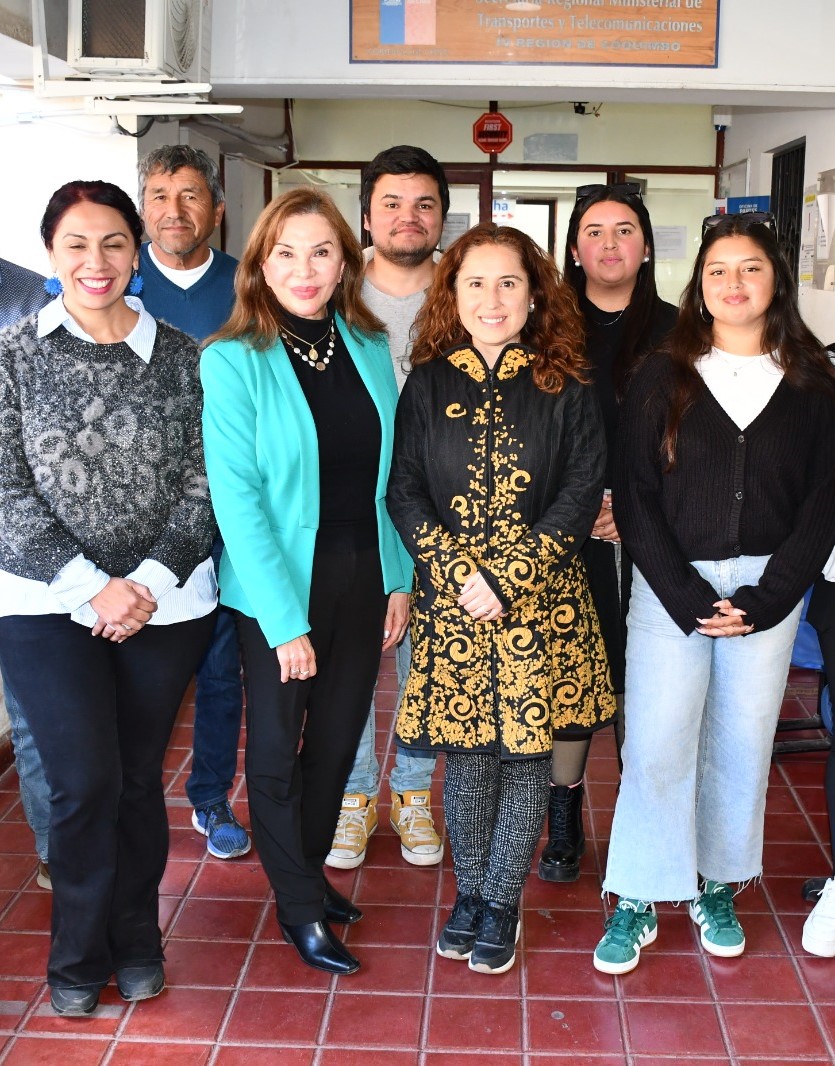 La Rectora Luperfina Rojas continúa haciendo gestiones para resolver problemáticas que afectan a los estudiantes de la Universidad de La Serena en relación con el transporte público. En ese contexto se reunió con la Seremi de Transportes, la FEULS, JUNAEB y los gremios LISANCO y LINCOSUR en la que se asumieron una serie de compromisos para mejorar el servicio. Esto se suma a la gestión ya realizada con JUNAEB que instalará módulos de atención en los campus de la Universidad desde el 13 de mayo. Mayor fiscalización y seguimiento de denuncias por parte de la Seremi de Transportes a los recorridos, entrega de la TNE a más tardar el 31 de mayo, instalación de módulos de atención desde el 13, capacitaciones a choferes por parte de la ULS sobre manejo del estrés, continuar con mesa de trabajo para levantar agenda pública son los acuerdos que se alcanzaron en la cita. Asimismo, la FEULS realizará una presentación con un diagnóstico de horarios de mayor demanda ante la Seremi para análisis de recorridos. “Estamos súper contentos como Federación habernos reunido con todos los actores involucrados respecto a las problemáticas que nosotros hemos visibilizado y que tienen que ver con el transporte, pero que también se entrelazan con el uso de la TNE. Agradecemos la participación de la directora de la JUNAEB y que hayan estado principalmente los gremios de transportes; ese era uno de nuestros anhelos ya que necesitábamos conversar con ellos, necesitábamos plantearle las cosas que están viviendo nuestros compañeros”, señaló Rocío Lecaros, presidenta de la Federación de la Universidad de La Serena. En el mismo sentido, la Seremi de Transportes y Telecomunicaciones, Alejandra Maureira, quien fue la encargada de reunir a todos los actores en esta mesa de acuerdos, sostuvo que “sabemos las falencias que tiene el sistema en distintas índoles y, es por eso por lo que estamos avanzando primero con una regulación a través del proyecto de los buses eléctricos que, justamente va a permitir un subsidio para que los operadores puedan responder finalmente a las necesidades que tiene la ciudadanía. Mientras tanto, con los actuales operadores, tenemos un trabajo constante y a través de nuestro portal de denuncia recogemos la problemática que hoy día está levantando la Federación de Estudiantes sobre el uso y el respeto a la TNE”. Por su parte, Marcela Bolvarán, presidenta de la Asociación Gremial LINCOSUR señaló que quedó muy conforme con la reunión y “espero que el paro no se realice, de no ser así, nosotros como Asociación Gremial de Transporte tenemos que obviamente tomar también nuestros resguardos. Es sabido que las manifestaciones no terminan bien, entonces también nosotros tenemos que velar y cuidar nuestros transportes, nuestras máquinas, porque al día siguiente hay que trabajar, hay que transportar y en estos momentos no estamos en condiciones de que dos, tres, cuatro, cinco máquinas salgan destruidas por una paralización”. La rectora de La Universidad de La Serena, Dra. Luperfina Rojas, especificó que están todas las voluntades para poder solucionar estos temas, que no sólo son a nivel local, sino que nacional. “Para esta rectoría ha sido una preocupación constante lo que están viviendo los estudiantes acerca de las problemáticas del transporte público y de la TNE, por esa razón ayer nos reunimos con la directora de la JUNAEB que se comprometió desde el 13 de mayo tener cuatro módulos en nuestra casa de estudios para la entrega y validación del instrumento. Por otra parte, agradecemos a la Seremi que nos haga parte de los acuerdos sostenidos en esta mesa y sobre todo, a los dos gremios presentes, que demuestran que también quieren el bienestar de la comunidad”, afirmó. Cabe mencionar que USerena se comprometió a realizar intervenciones con los gremios de los microbuses para poder estar en concordancia con las mejoras que se proponen. “Estamos al servicio de nuestra comunidad, al servicio de nuestros estudiantes y de todos los funcionarios que también son parte de los usuarios del transporte público. Se ha llegado a importantes acuerdos que están hoy ya definidos, existe una carta de navegación que vamos a seguir y esta mesa va a seguir funcionando para poder ir avanzando en estas temáticas tan relevantes para los estudiantes y para todos los ciudadanos”, culminó la Rectora Rojas.