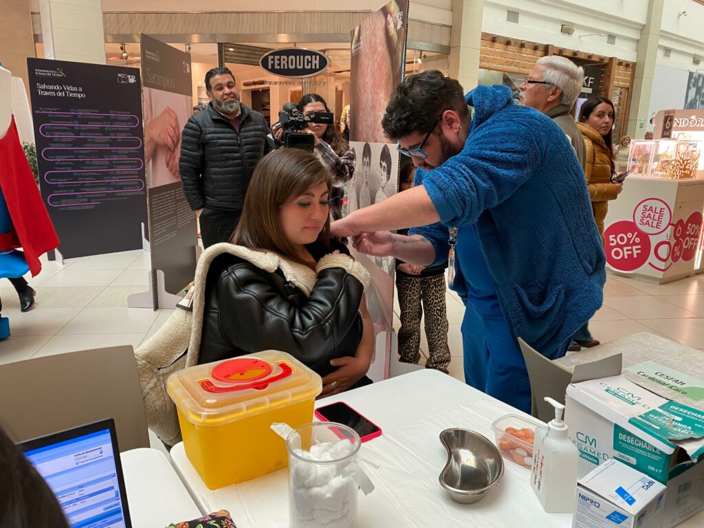 Llaman a inmunizarse lo antes posible con inédita exposición sobre la historia de las vacunas