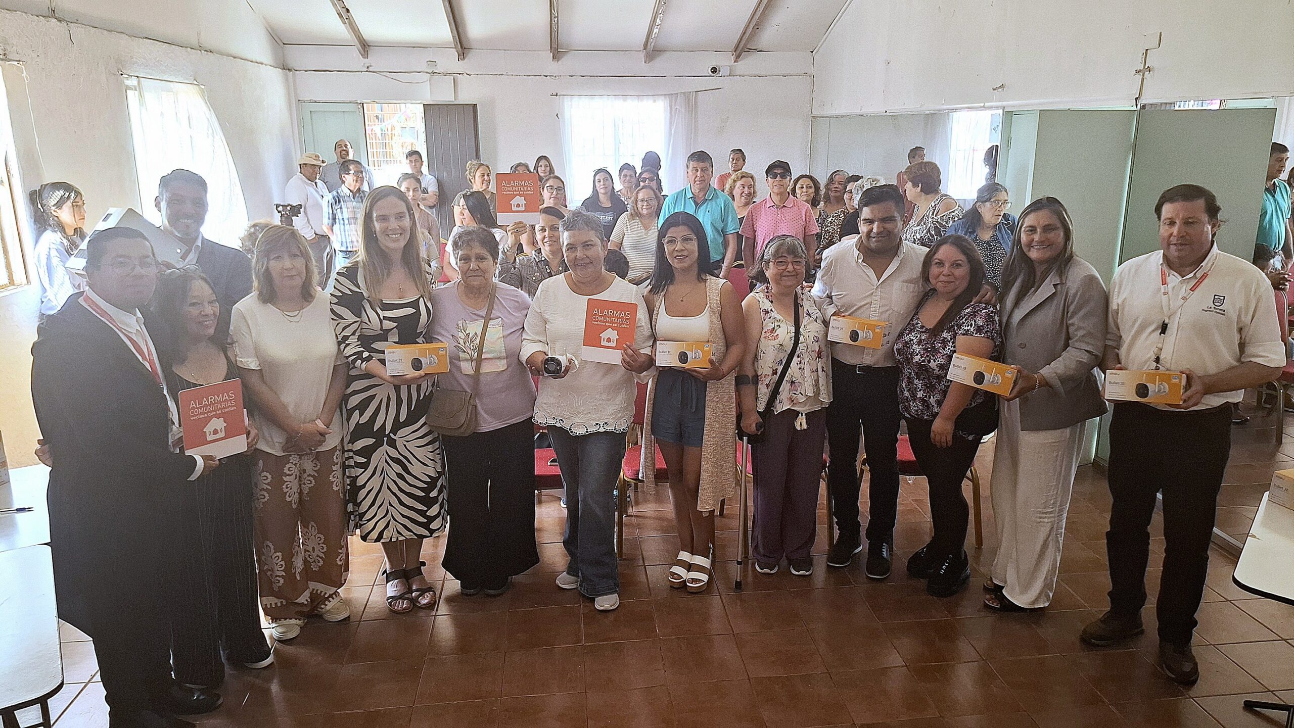 Entregan alarmas y cámaras comunitarias a vecinos de La Serena