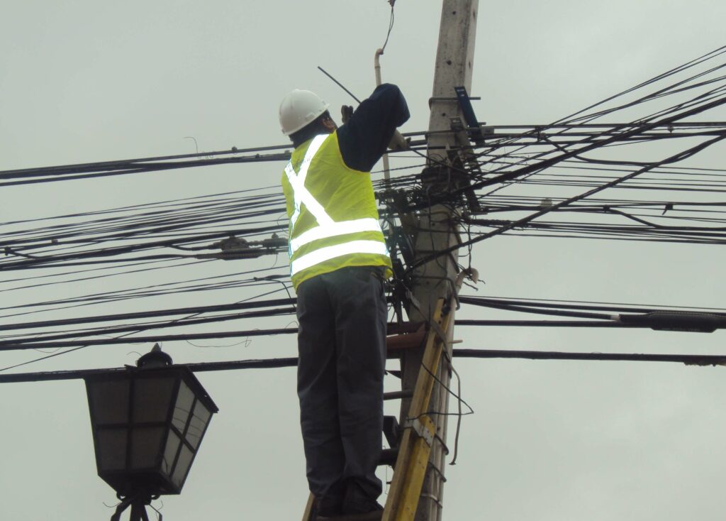 Contraloría toma razón de reglamento de la Ley que establece el retiro y ordenamiento de cables