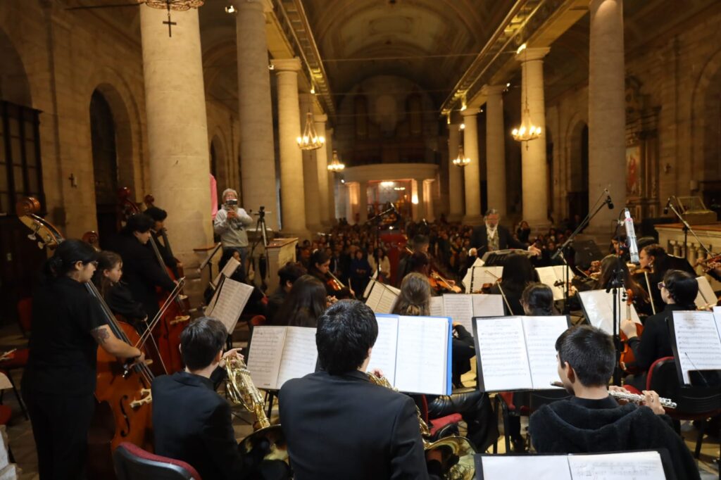 Orquesta de Niños del Valle de Elqui emociona con concierto homenaje a Gabriela Mistral en la Catedral de La Serena