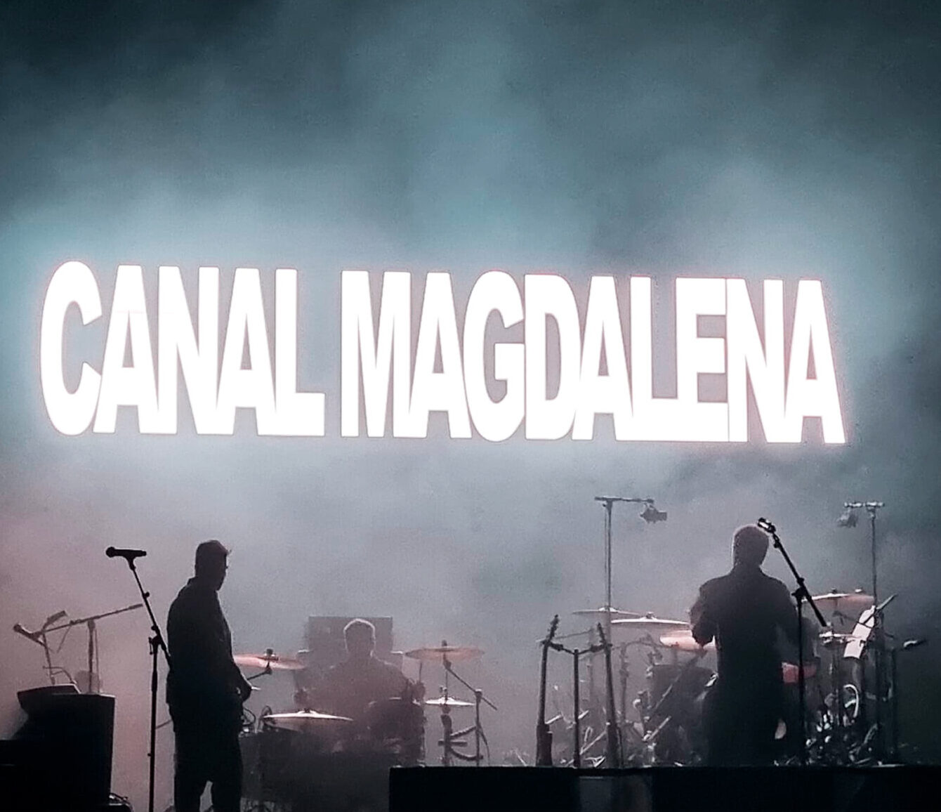 Canal Magdalena estrena su hit "Enséñame" con emotiva versión en vivo