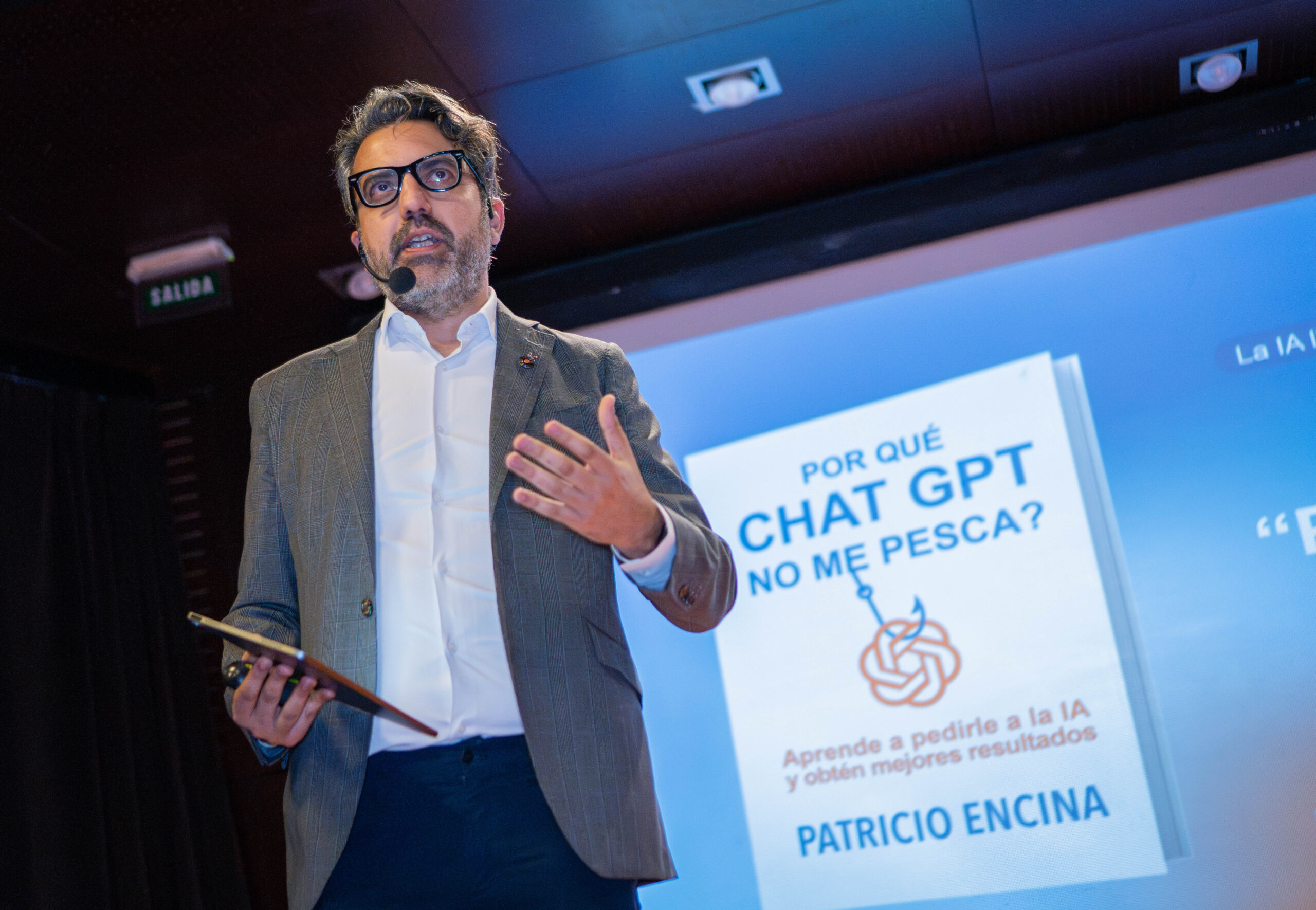 Antofagastino lanza libro “¿Por qué ChatGPT no me pesca?”