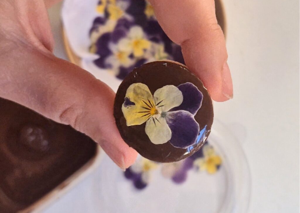 Emprendedoras locales crean galletas saludables con flores comestibles