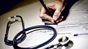 Médicos extranjeros superan a chilenos como grandes emisores de licencias médicas