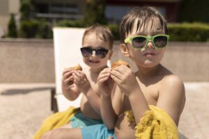 Cuidados claves para prevenir golpes de calor y deshidratación en menores de edad