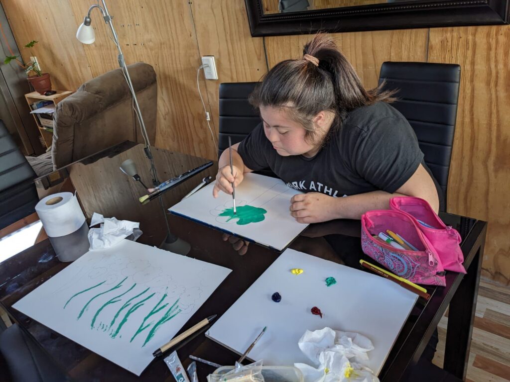 Arte sin barreras: joven con síndrome de Down crea piezas únicas junto a su madre