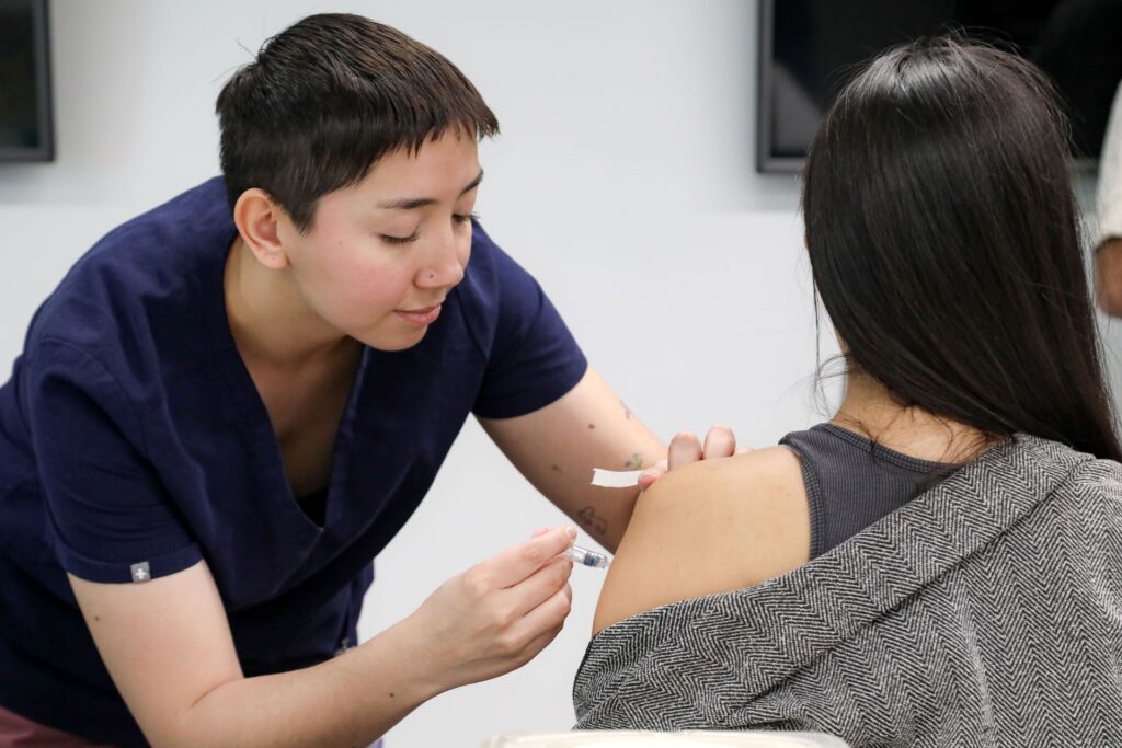 Dirección del Trabajo realiza campaña de difusión digital sobre permiso laboral para vacunarse